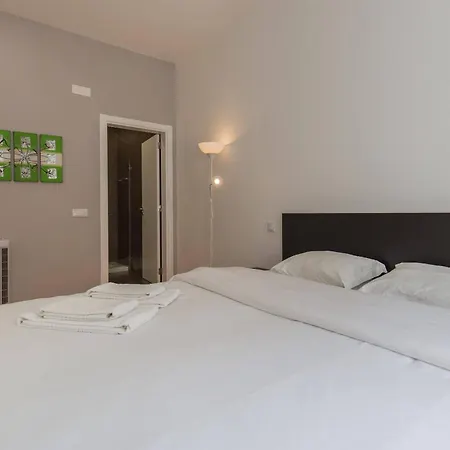 100 A - Flat By Pink St. *