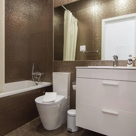 100 A - Flat By Pink St. *